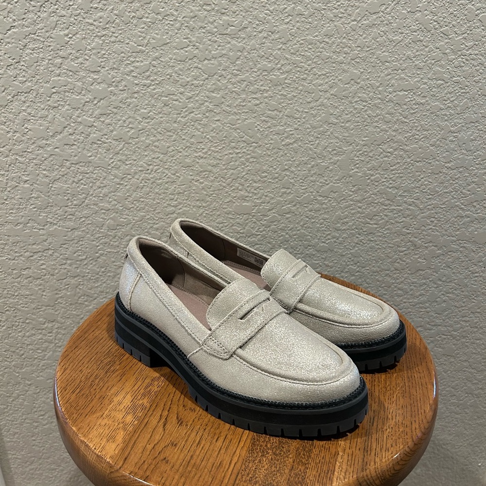 Toms Women's Cream Loafers